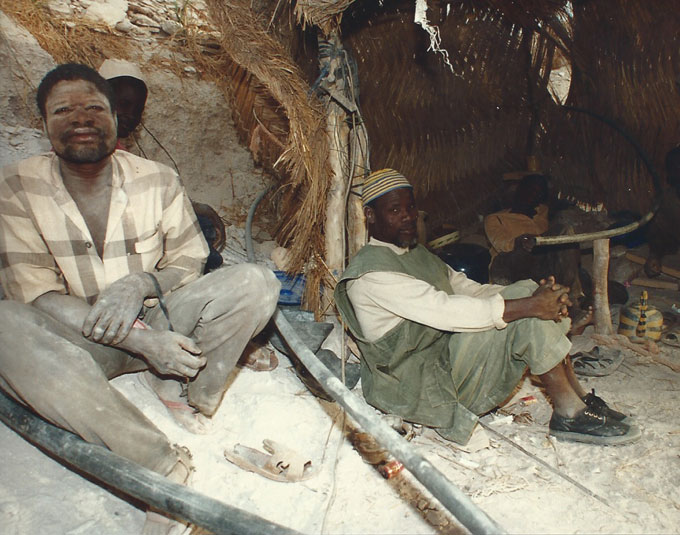 Burkina Faso. Mineurs d'or au repos © Pierre Aimar