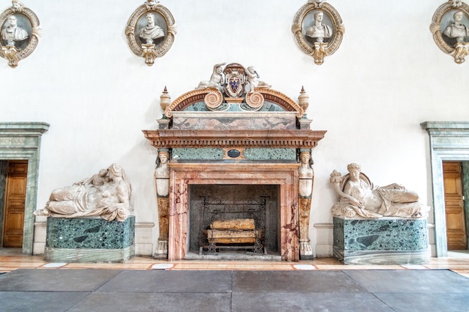 Cheminée et statues du salon d’Hercule au Palais Farnèse © Ilaria Zago