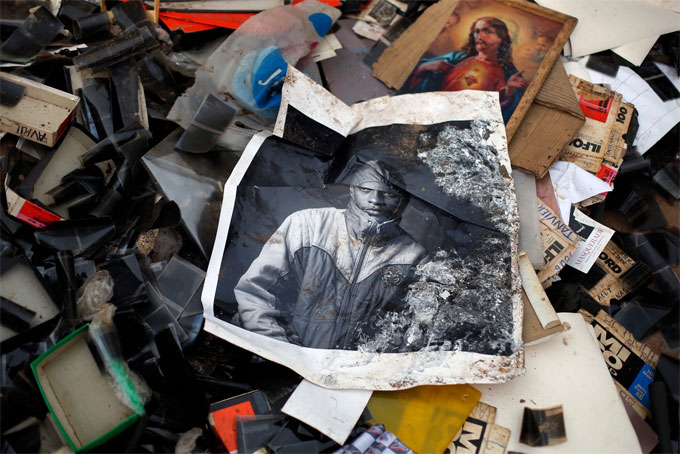 Banguy, Centrafrique, reportage sur la mémoire pillée de Samuel Fosso paru dans Le Monde daté du 8 février 2014, 2014 40 x 60 cm