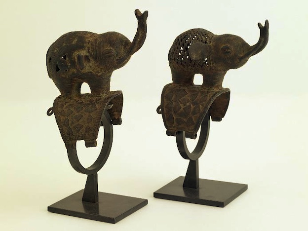 Paire de bracelets figurant des éléphants. Fin du 19e-début du 20e siècle. Côte d’Ivoire, aire Akan. Don d’Ewa et Yves Develon © musée des Confluences – P-O. Deschamps / Agence VU
