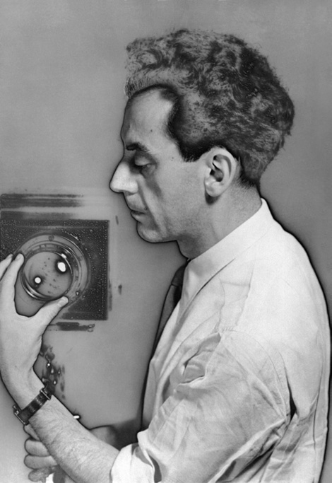Autoportrait (solarisé) à l’appareil, 1931 © Man Ray 2015 Trust / ADAGP – 2023, image - Telimage, Paris