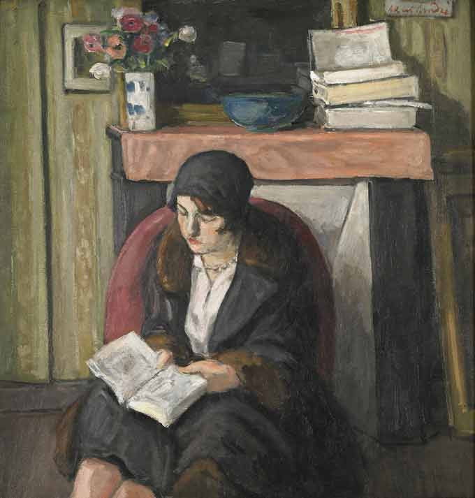 Albert André. Lya lisant devant la cheminée, 1935. Huile sur toile 65,5 x 63 cm. Collection Musées de Montbéliard. Dépôt du Musée d’Orsay. Photo : Pierre Guenat