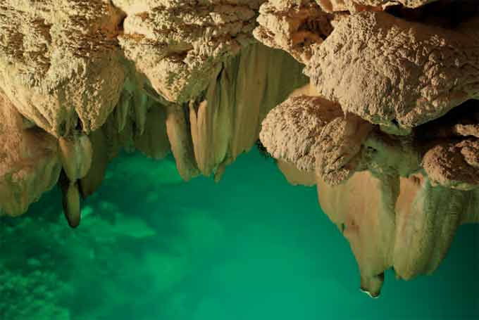 Draperie au niveau du Pas du Crocodile © DR Draperie au niveau du Pas du Crocodile © DR