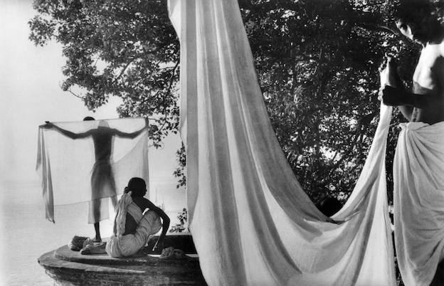 © Marc Riboud / Fonds Marc Riboud au MNAAG. Le dhotti, bords du Gange, Inde, 1956