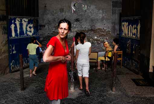 Un groupe de femmes dans la cour de l’immeuble où elles habitent. Naples - 2007 © Angelo Antolino / Cosmos