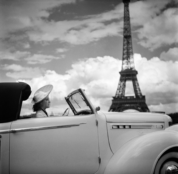 Femme au volant d’une Chrysler au Champ-de-Mars. Paris (VIIème arr.), juillet 1938 © Boris Lipnitzki / Roger-Viollet