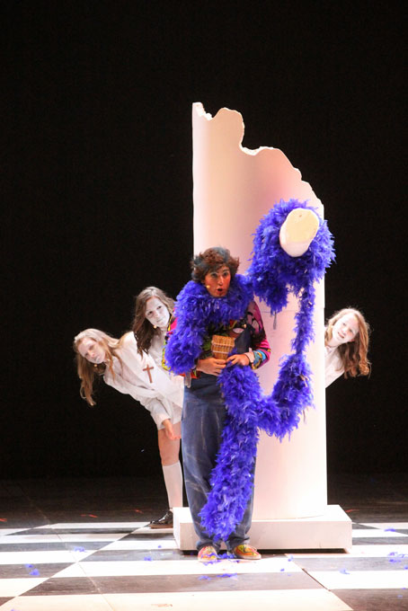 Papageno (Alexandre Artenenko) et les trois enfants © Pierre Audibert