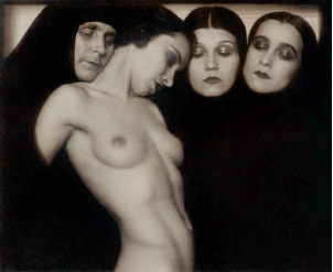 Rudolf Koppitz Composition 1928 Tirage au charbon 23,3 x 29,6 cm © Collection privée