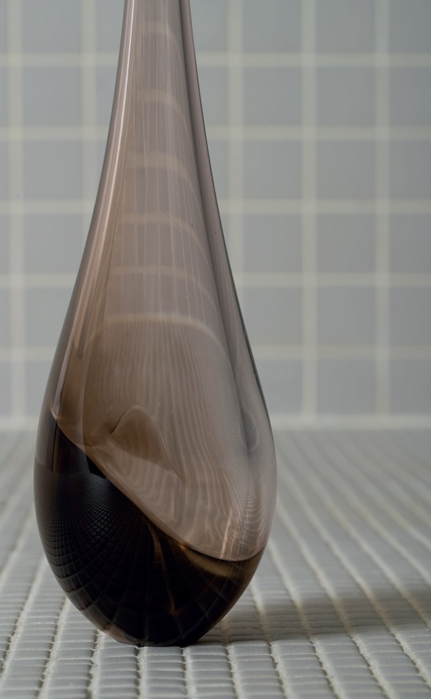 Vase lacrymatoire. Sculpture en verre soufflé, 37 x 7 cm, 2023 © Aurélia Zahedi, ADAGP, Paris