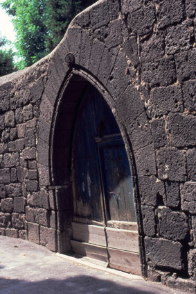 Porte en basalte à Agde © P.Ramond
