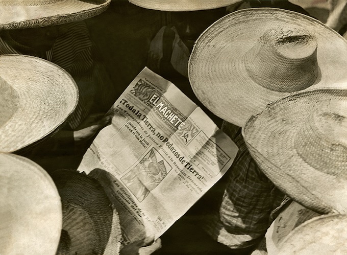 Tina Modotti Hommes lisant El Machete, vers 1929 Collection et archives de la Fundación Televisa, Mexico