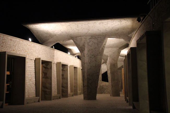 Les mystérieux cheminements qui mènent la nuit à la Caverne du Pont d'Arc © P. Aimar