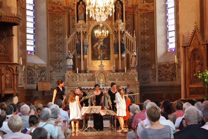 A l'issue du concert de samedi, les enfants ont couvert de fleurs les artistes du jeune Quatuor Akilone © DR