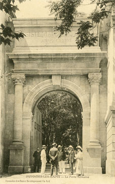 La porte "antique" édifiée au XIXe siècle (1907)