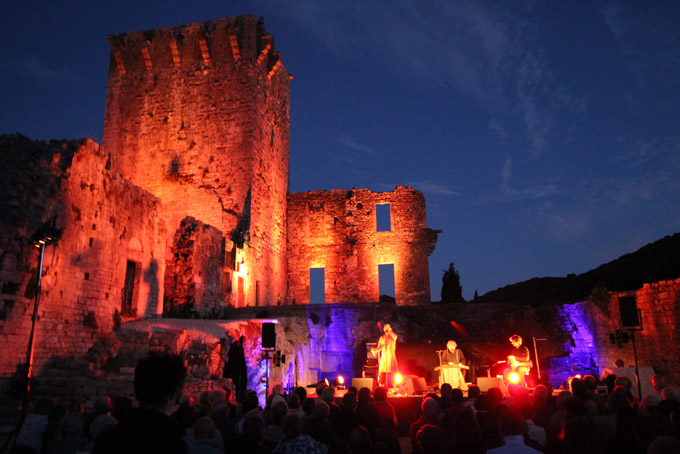 Les ruines du château des Templiers est un formidable décor pour les Troubadours