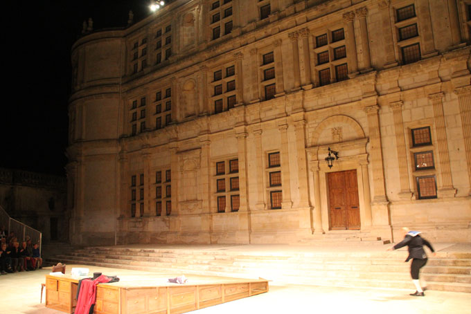 La longue terrasse du château est aussi redoutée des acteurs que le mur d'Orange par les chanteurs lyriques © Pierre Aimar