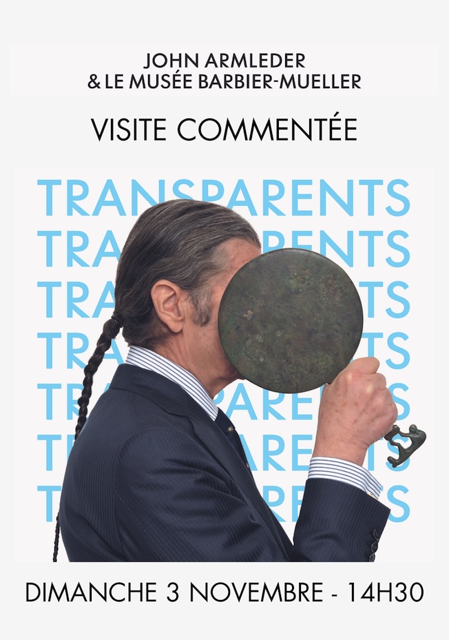 John Armleder de profil tenant un miroir helléno-scythe dans la collection Barbier-Mueller. Photo Annick Wetter. John Armleder de profil tenant un miroir helléno-scythe dans la collection Barbier-Mueller. Photo Annick Wetter.