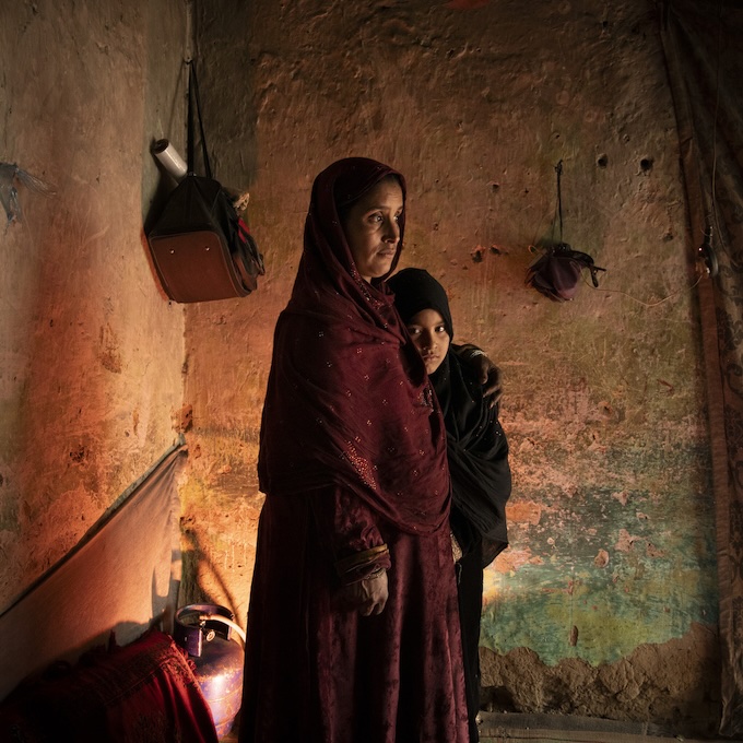 Kaboul, Afghanistan, 8 février 2024. Une mère s’efforce de subvenir aux besoins de ses enfants dans des conditions difficiles. © Kiana Hayeri pour la Fondation Carmignac Kaboul, Afghanistan, 8 février 2024. Une mère s’efforce de subvenir aux besoins de ses enfants dans des conditions difficiles. © Kiana Hayeri pour la Fondation Carmignac