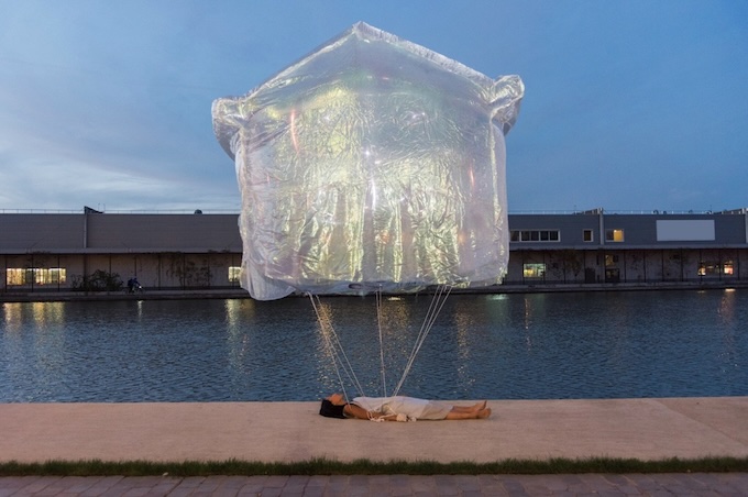 Vue de la performance Ma maison en l’air de Jisoo Yoo - Exposition “ARTAGON.IV - Heading East!“, Magasins Généraux, Pantin, 2018 - Photo © Marie Genin - © Jisoo Yoo, ADAGP, Paris, 2024 - © Artagon