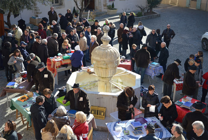 Ouverture du Marché aux truffes du 13 décembre 2015 à la mi-mars 2016 à Saint-Paul-Trois-Châteaux, Drôme