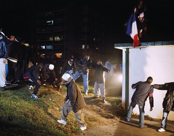 Mohamed Bourouissa, La République, série « Périphéries », 2006, 137 x 165 cm, Musée national de l’histoire de l’immigration © ADAGP, Paris, 2025. Mohamed Bourouissa, La République, série « Périphéries », 2006, 137 x 165 cm, Musée national de l’histoire de l’immigration © ADAGP, Paris, 2025.