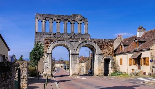 Autun. La porte monumentale d’Arroux © DR