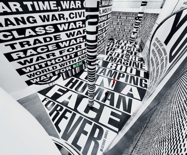 Barbara Kruger. No comment. Vue de l'installation, ARoS Aarhus Kunstmuseum, Aarhus,