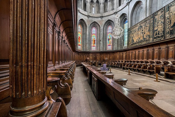 Les tapisseries d’Aubusson dans le choeur de l’église abbatiale avant leur décrochage en 2019 @ Cnossos – Musée de Saint-Antoine-l’Abbaye