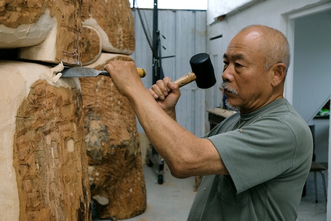 Wang Keping sculptant dans son atelier © Wang Keping Studio, 2024