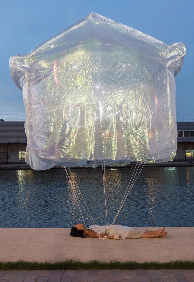 Vue de la performance Ma maison en l’air de Jisoo Yoo. Photo Marie Genin -  Jisoo Yoo, ADAGP, Paris, 2024