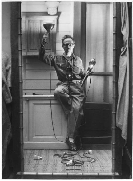 Willy Ronis - Autoportrait aux flashes, Paris, 1951 © Donation Willy Ronis, Ministère de la Culture (France), Médiathèque du patrimoine et de la photographie, diffusion GrandPalaisRmn Photo