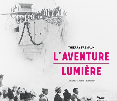 « L’Aventure Lumière », de Thierry Frémaux. Coédition Institut Lumière / Actes Sud Beaux Arts. En librairie le 5/11/25 « L’Aventure Lumière », de Thierry Frémaux. Coédition Institut Lumière / Actes Sud Beaux Arts. En librairie le 5/11/25