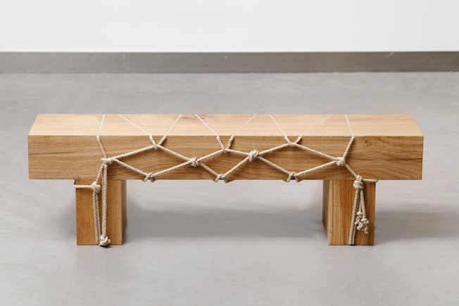ColAAb x Morgane Tschiember, Shibari bench (banc), 2022. Chêne massif de Bourgogne, corde en lin. © Aurélien Mole