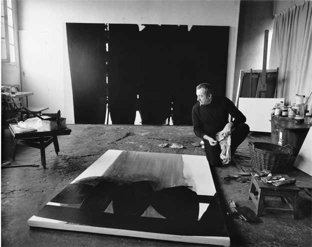Fritz Pitz, Pierre Soulages dans son atelier à Paris, 1967 © Musée Soulages, Rodez