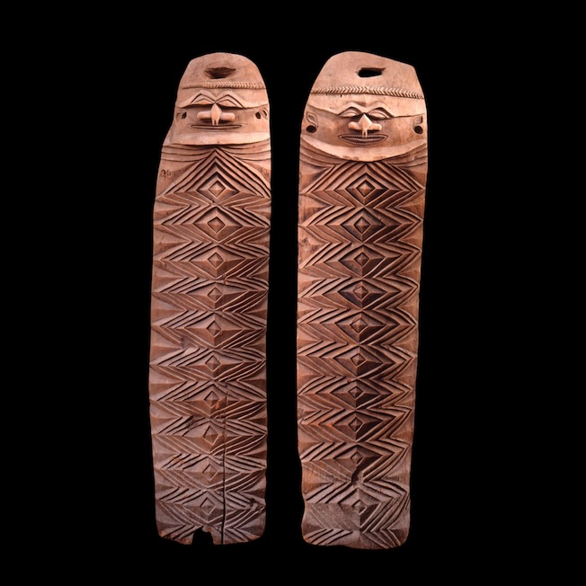 Deux chambranles en bois. Ces figures humaines protègent le seuil et évoquent des esprits d’ancêtres. Anc. coll. Olivier Le Corneur. Haut. 237 et 239 cm. Collection du musée Barbier-Mueller