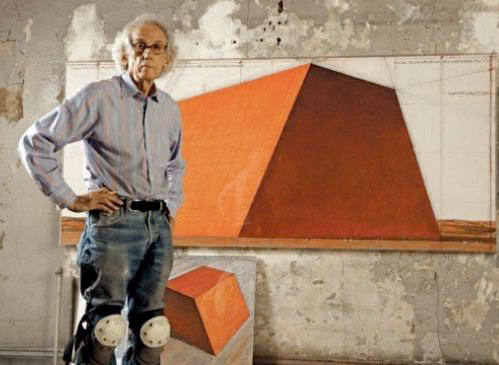 Christo dans son atelier avec un dessin préparatoire pour le Mastaba d’Abu Dhabi en 2012