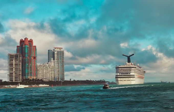 Kourtney Roy - Landscape 22, 2020 - Série “The Tourist” Courtesy Galerie Les filles du calvaire, Paris