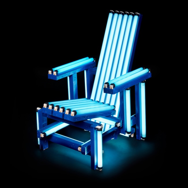 Blue Electric Chair, 2004, ampoules fluorescentes bleues, aluminium peint et luminaires électriques 120 × 78 × 100 cm. © Thelma Garcia