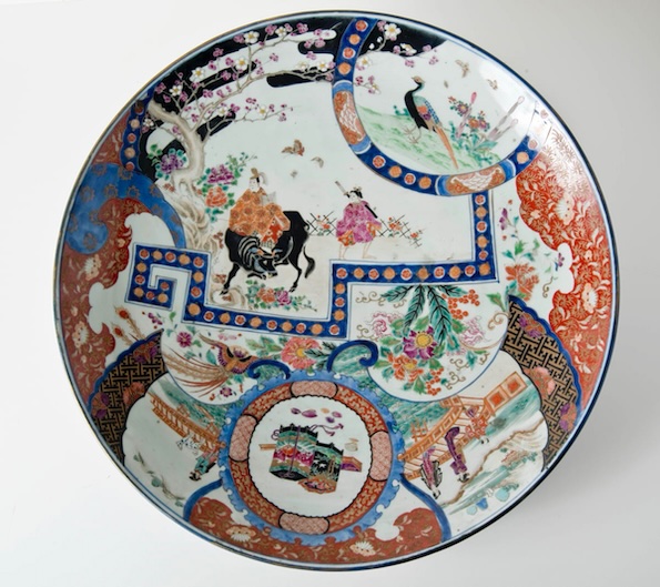 Plat, XVIIIe - XIXe siècle, Japon. Porcelaine © Guy Roumagnac
