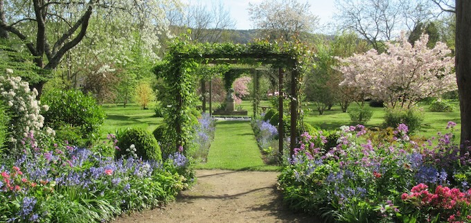 La Petite Rochelle. La pergola d’entrée du Champ de la Grive