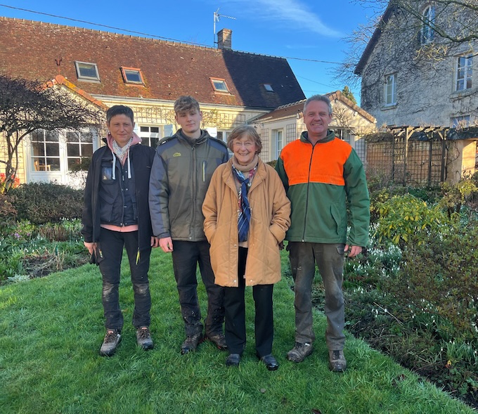 Laurence de Bonneval entourée de Guillaume Chimier, Chef Jardinier, Aurélie Lecourbe et un assistant jardinier