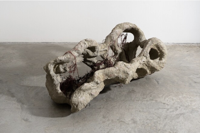 Mire Lee, Endless House: Holes and Drips (Sculpture #1), 2022.  Courtesy de l’artiste et de Tina Kim Gallery