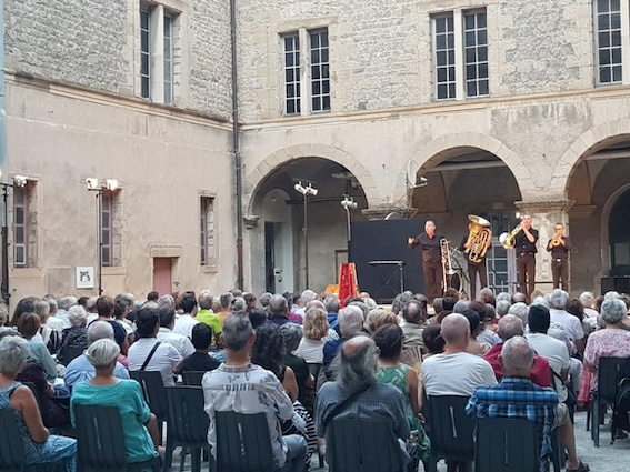 Concert dans la cour du lycée fondé en 1536 par le cardinal François II de Tournon