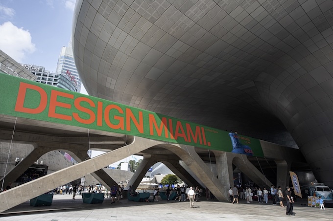 Esterno di Design Miami Seoul 2026, Design Lab 1F, Dongdaemun Design Plaza (DDP). (Immagine: Ilda Kim)