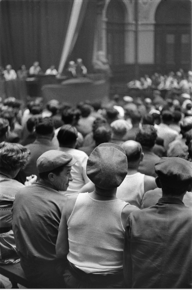 Jean Marquis / BHVP / Roger-Viollet;La grève des cheminots. La Bourse du Travail pendant la grève. Paris (10e arr.) août 1953