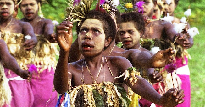 Danseurs "paparip" portant une forme courante de coiffure représentant un type d'oursin appelé "ansalen". Village de Natong. © Antje S. Denner, 2001.