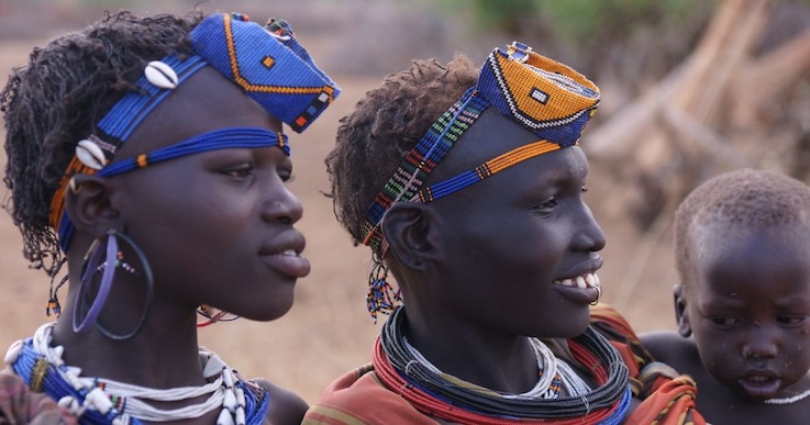 Les nyepite ("coutumes tribales") ont dernièrement été adaptées pour incorporer certaines parures en perles de verre (bandeaux et décorations frontales) dans la tradition jiye (Jiye-NgiTarakabun.) © Gustaaf Verswijver