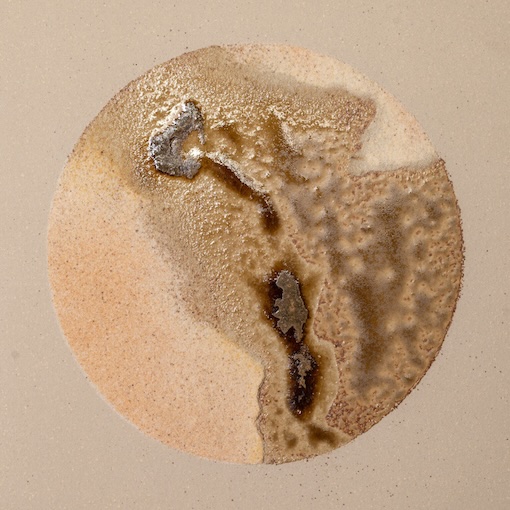 Elodie Elsenberger, Carreau d'une rencontre N11, grès émaillé et terre récoltée, 15x15 cm, 2026