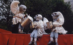 16 mai 09, Des marionnettes dans le cloître de la Cascade ... à Bourg St-Andéol (Ardèche)