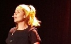 Six-Fours, Théâtre Daudet : Charlotte Ferrato bouleverse et fait rire avec son spectacle « Elles-Mêmes »